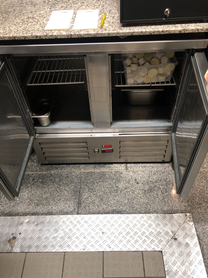 Gastronomischer kühltisch/ kompressor deffekt. in Mönchengladbach