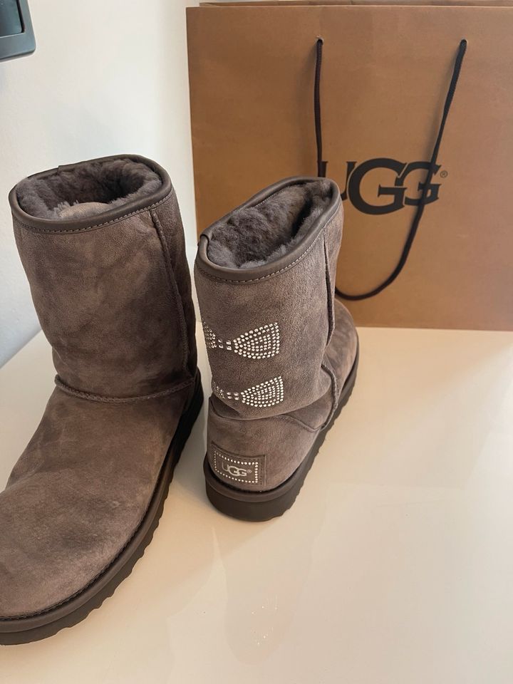 UGG Boots Swarovski Edition Gr.40 grau Lammfell neuwertig in Saarbrücken