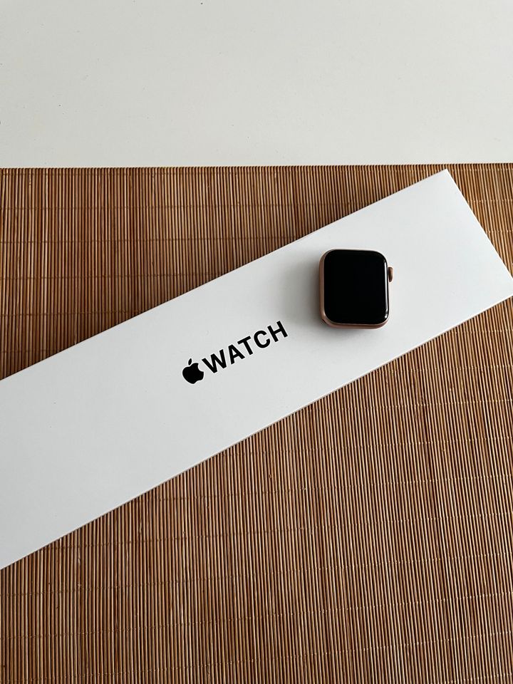 Apple Watch SE 2021 gold/rosegold in Singen