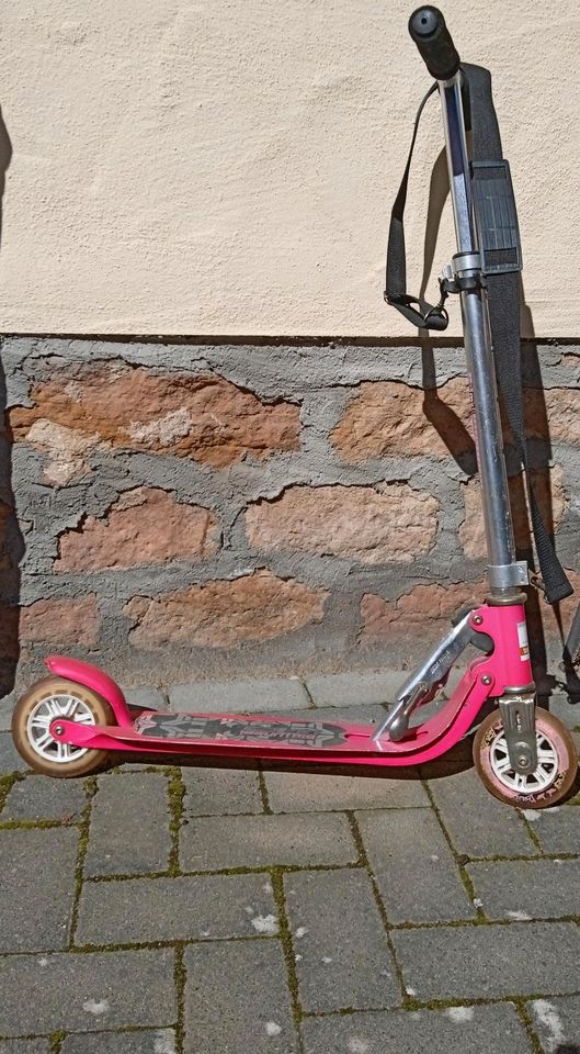 Kinderroller mit Helm in Niedernberg