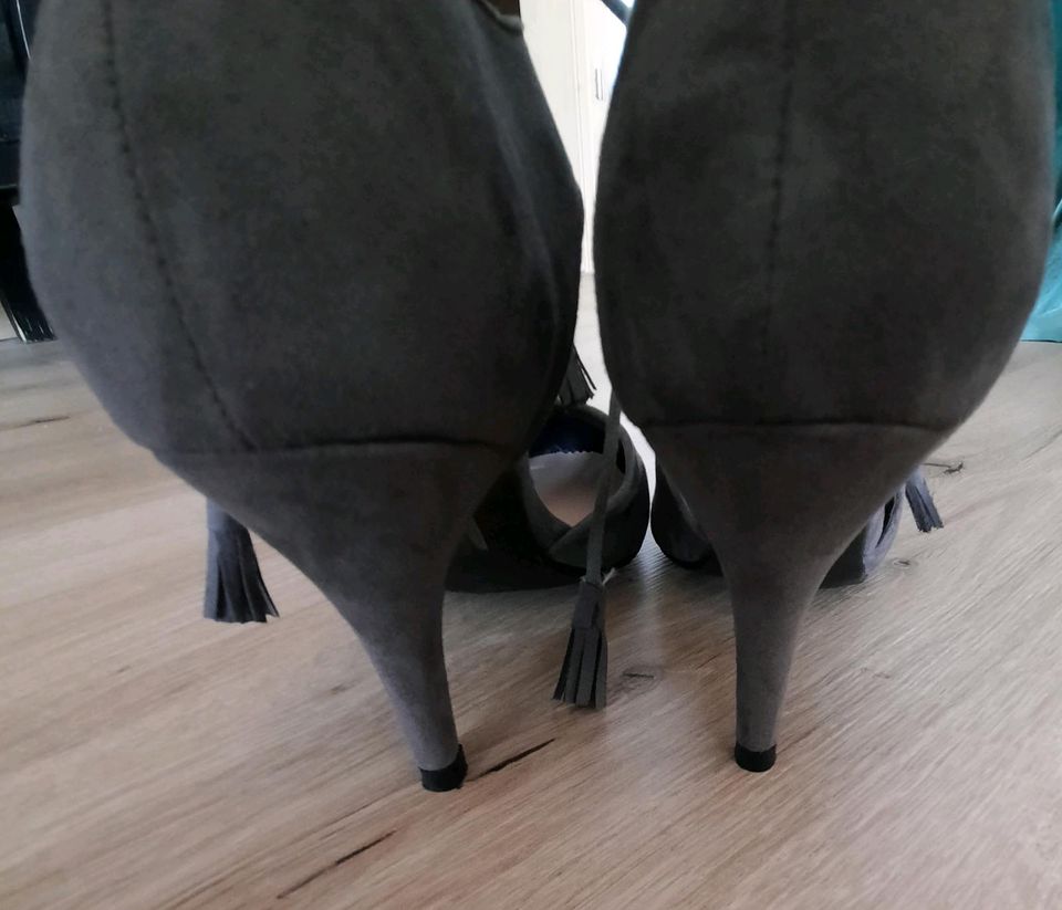 Schuhe/Pumps für Damen in grau, Größe 38 in Ingelheim am Rhein