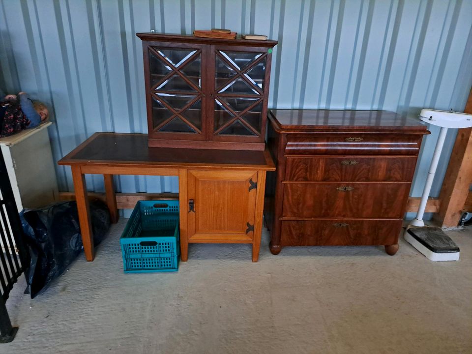 Alte Schränke Tische Betten Stühle Kommoden etc in Uplengen
