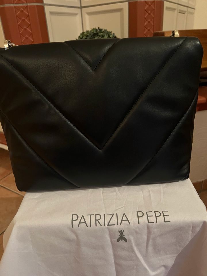 Nagelneue Ledertasche, Patrizia Pepe, schwarz, light goldf.Besch. in Stelle