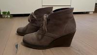 Tamaris Boots Gr. 38 beige Wildleder Keilabsatz Niedersachsen - Zeven Vorschau