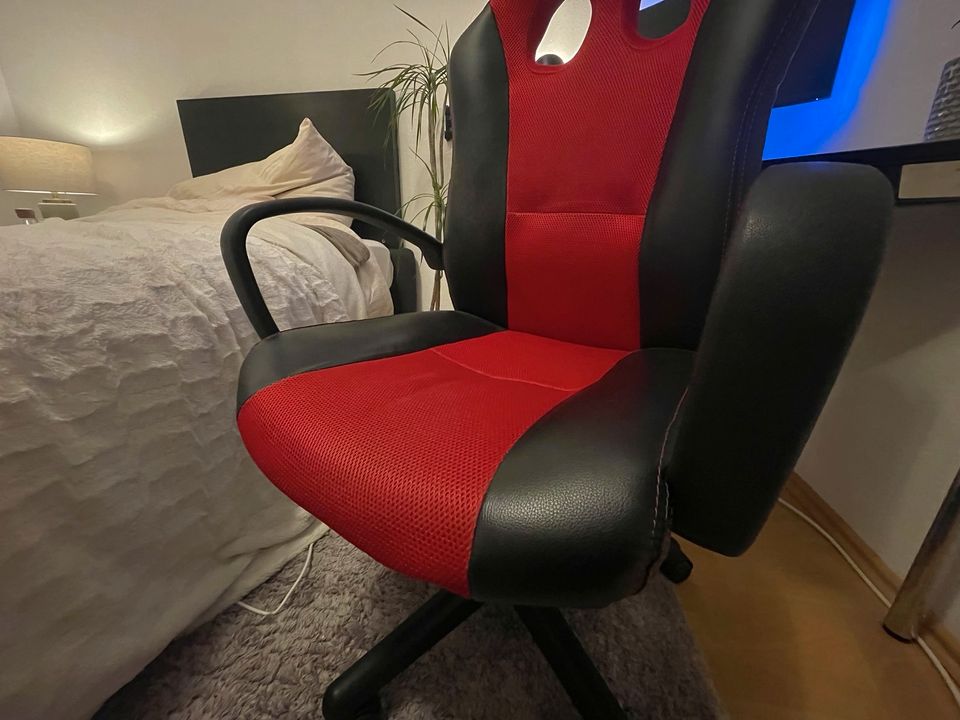 Gaming-Stuhl in Rot mit Schwarz-Rot chair Top Zustand in Frankfurt am Main