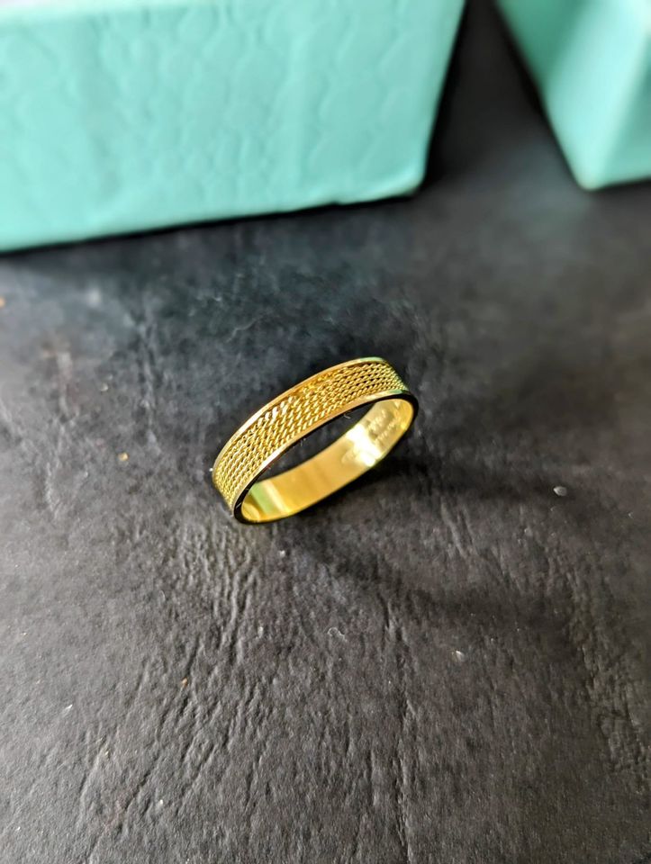 Goldener Ring 18 K . Handmanufaktur, ungetragen. Italien in Köln