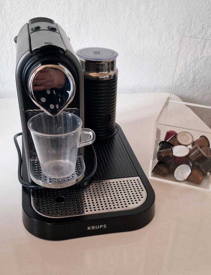 Nespresso Maschine mit Milchaufschäumer in Remscheid