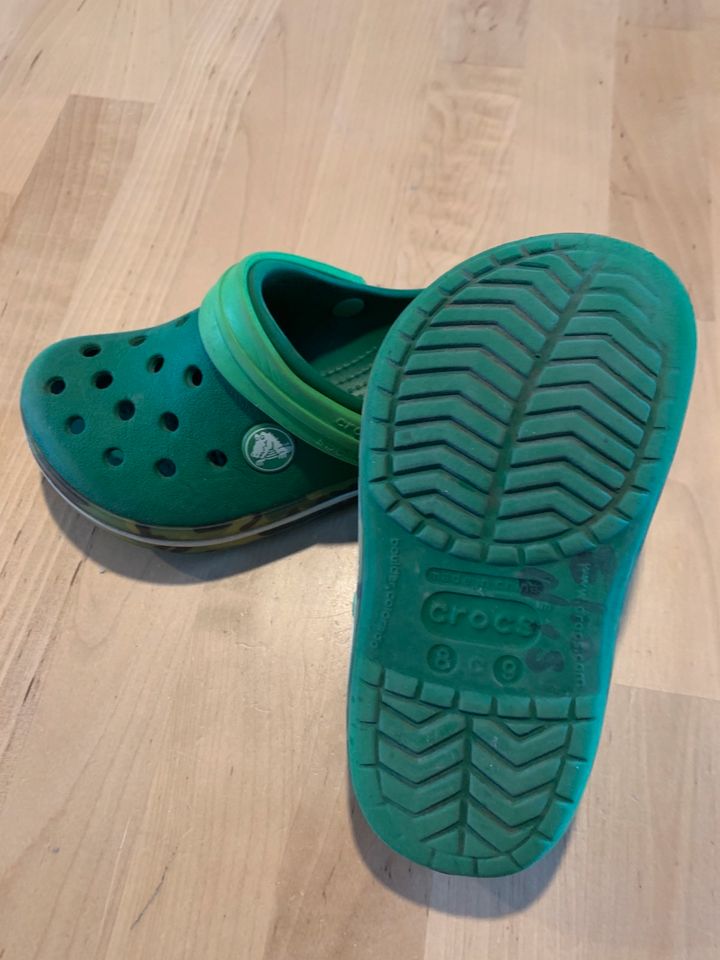 Crocs C 8 / 9 grün , camo in Großenlüder
