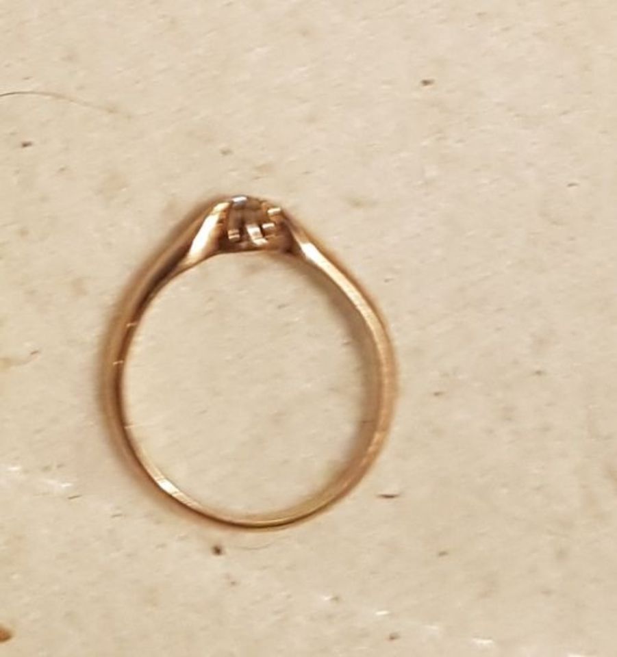 Gold-Ring mit Brilliant für Damen in Wiesbaden