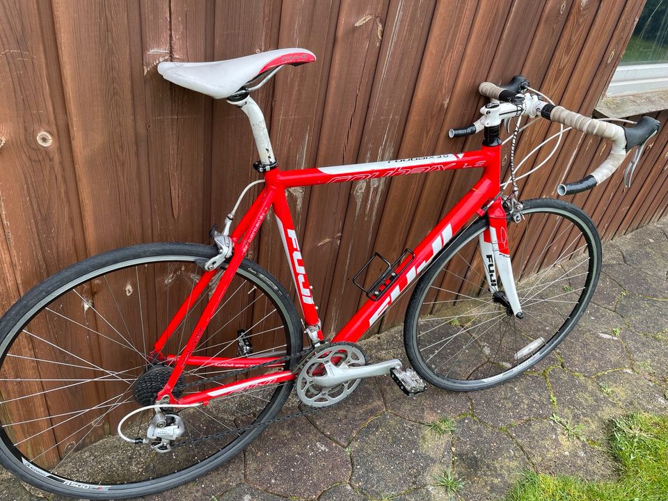 Rennrad Fuji 28 Zoll Tacho Klickis in Oeversee