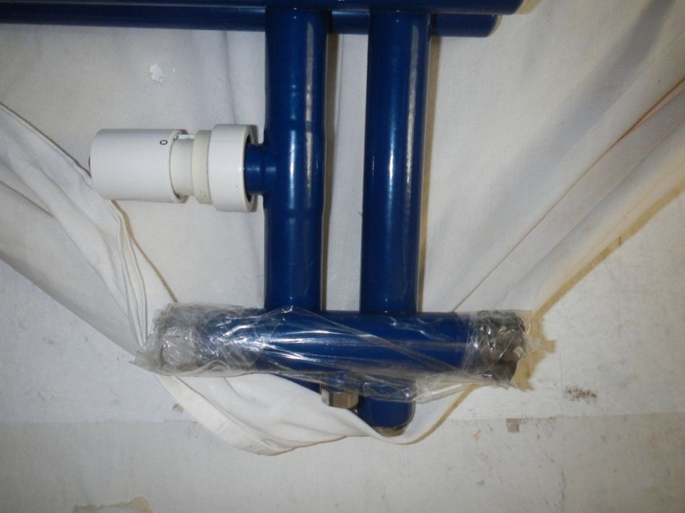 Badezimmerheizkörper-Handtuchhalter (blau) in Franzburg