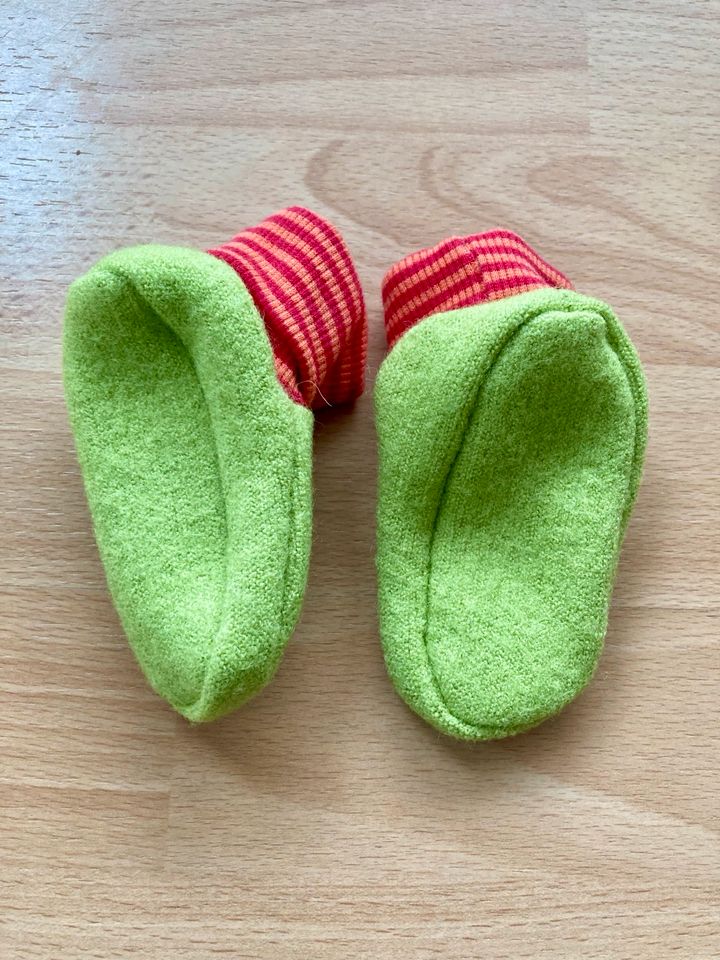 Baby Filz Krabbelschuhe Hausschuhe Überzieher NEU in Kriftel