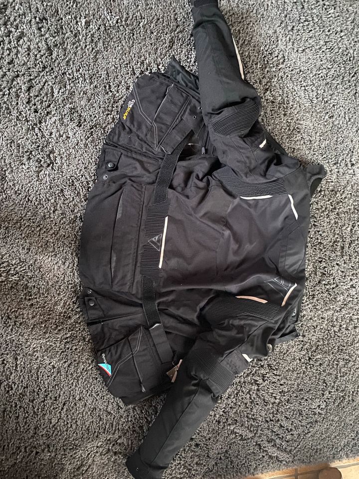 Motorradkombi mit Jacke, Hose, Handschuhen und Schuhen in Beckum