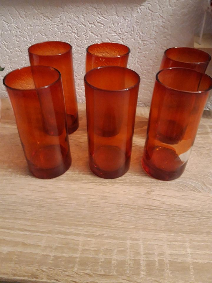 6 rote Gläser in Groß Grönau