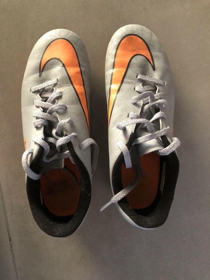 Nike Fußball Schuhe Gr 35.5 in Wipperfürth