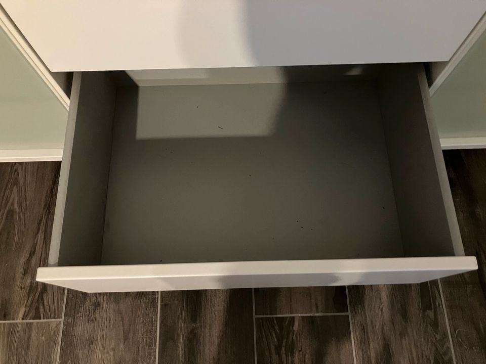 Ikea Sideboard mit Glas Schiebetüren in Stockstadt