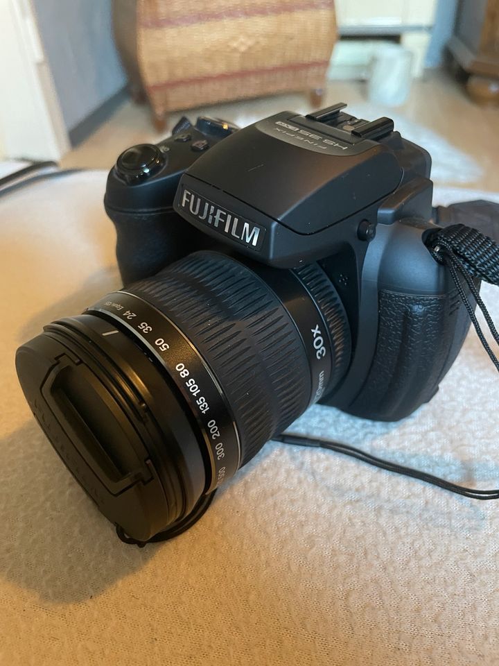 Fujifilm FinePix HS35EXR Digitalkamera mit Zubehör in Nürtingen