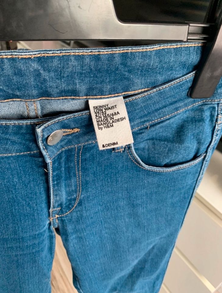 Hose von H&M Größe 27/32 in Berlin