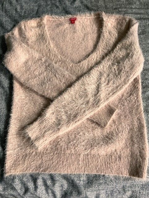 Flauschiger Pullover von Guess in Dersekow