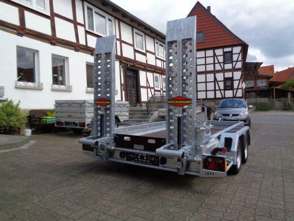 Böckmann, PKW-Anhänger, Baumaschinentransporter, 2,7 to. 100 km/h in Wolfhagen 