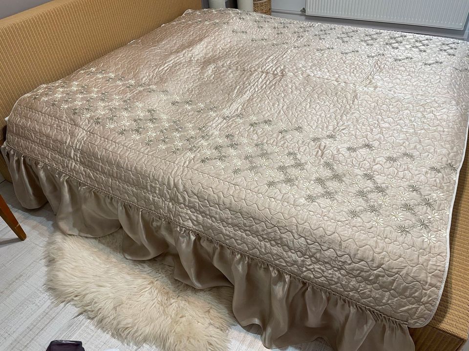 VINTAGE ⭐ Bettüberwurf Tagesdecke Doppelbett gold Satin Rüschen in Berlin