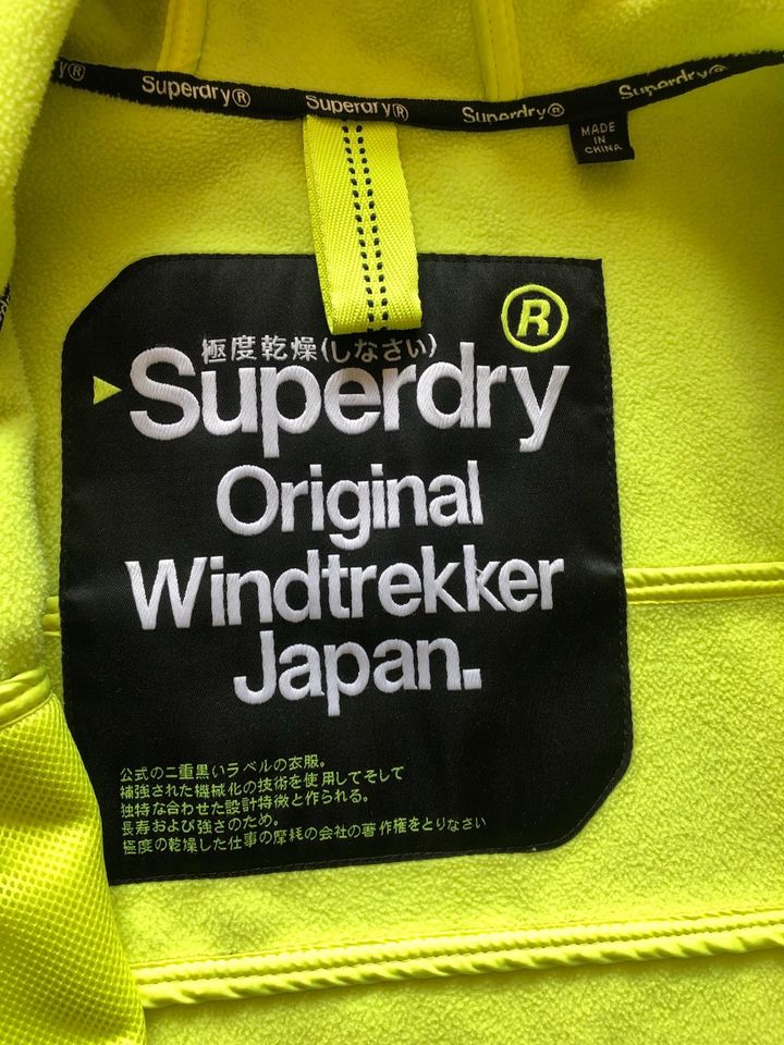 Superdry Windtrekker Softshelljacke mit Kapuze in Herten