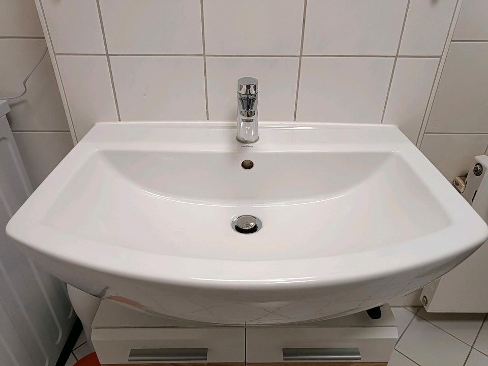Waschbecken groß mit Mischbatterie in Magdeburg