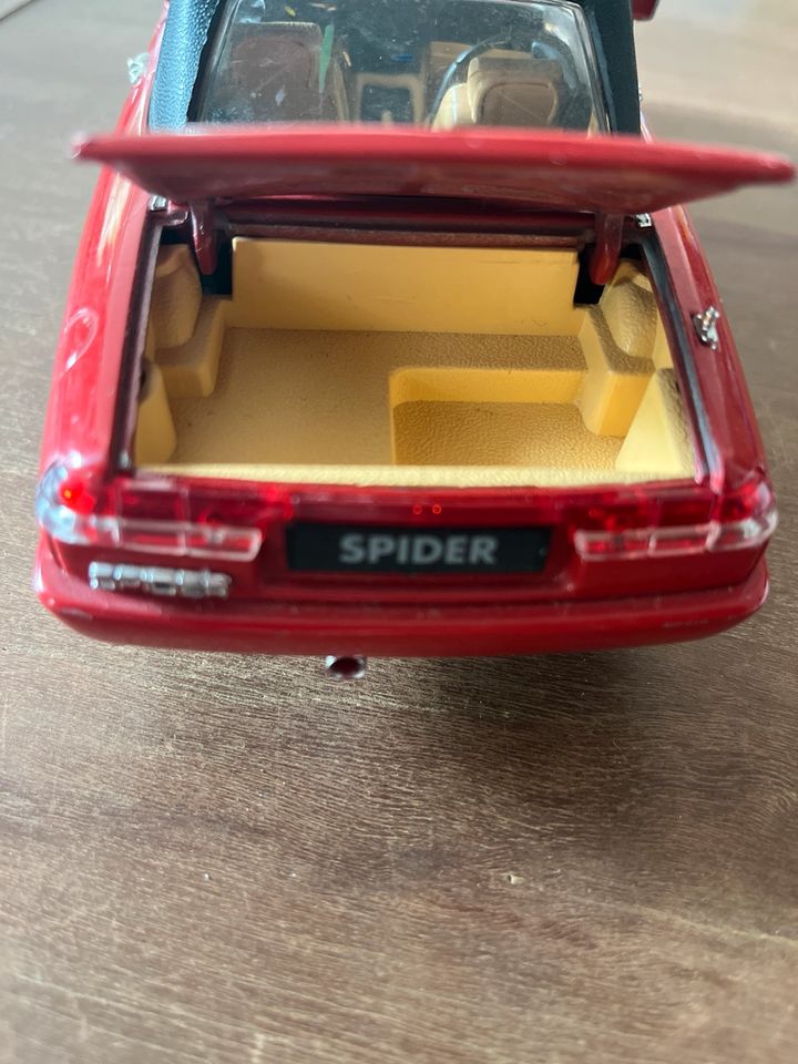 Modellauto Spider Alfa Romeo 1:18 in Bochum