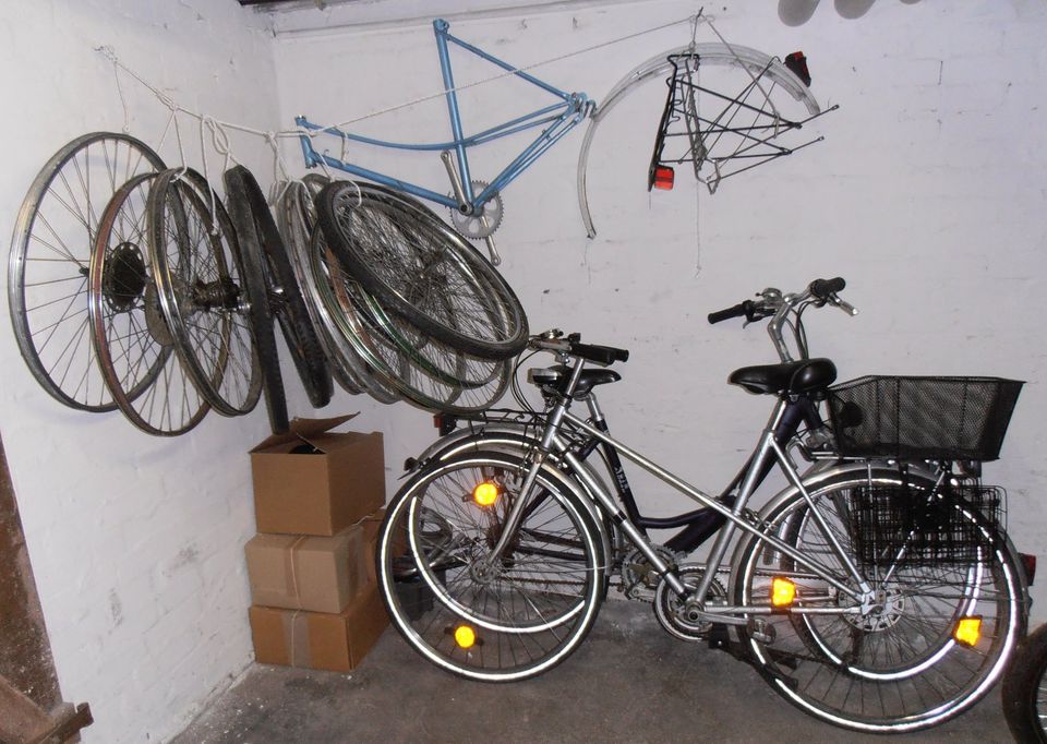 2 Fahrräder, 1 Rahmen, div. Laufräder und jede Menge Teile in Hamburg