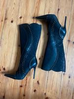 Kniehohe Stiefel in Schwarz mit welligem Nietenbesatz Gr 39 Asos Friedrichshain-Kreuzberg - Friedrichshain Vorschau