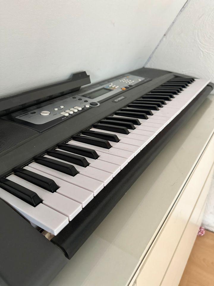 E Klavier von Yamaha in Appel