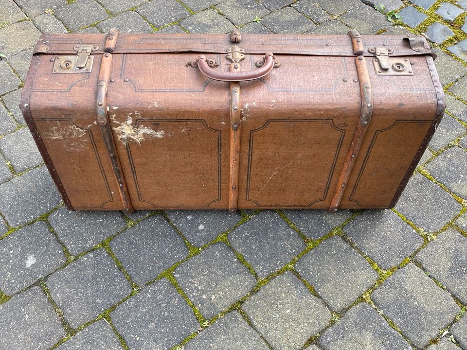 Koffer sehr alt in Erftstadt