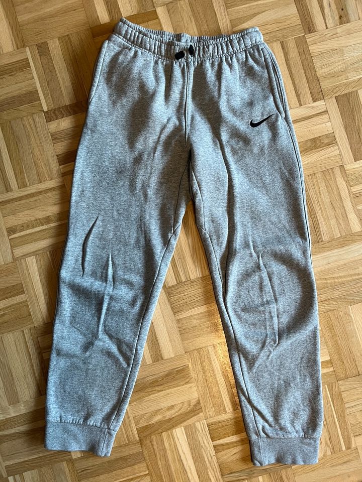 Nike Jogging Hose Kinder XL 158-170 cm grau in Hamburg