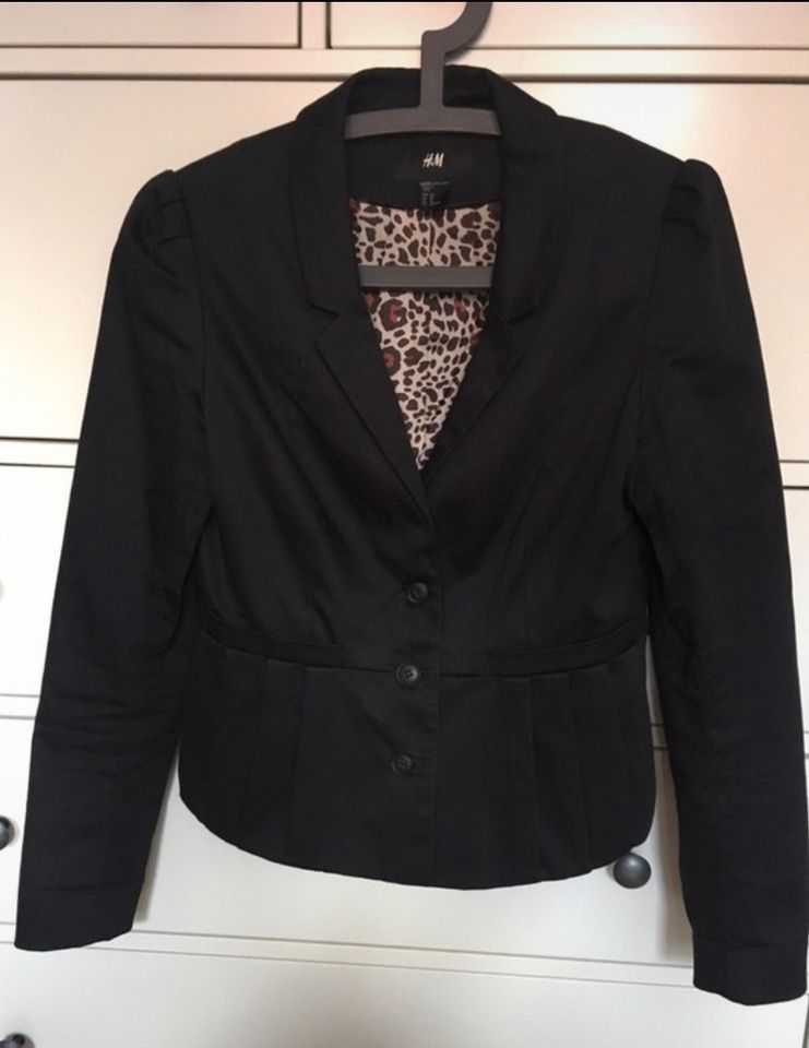 Schwarzer Blazer in Gau-Algesheim