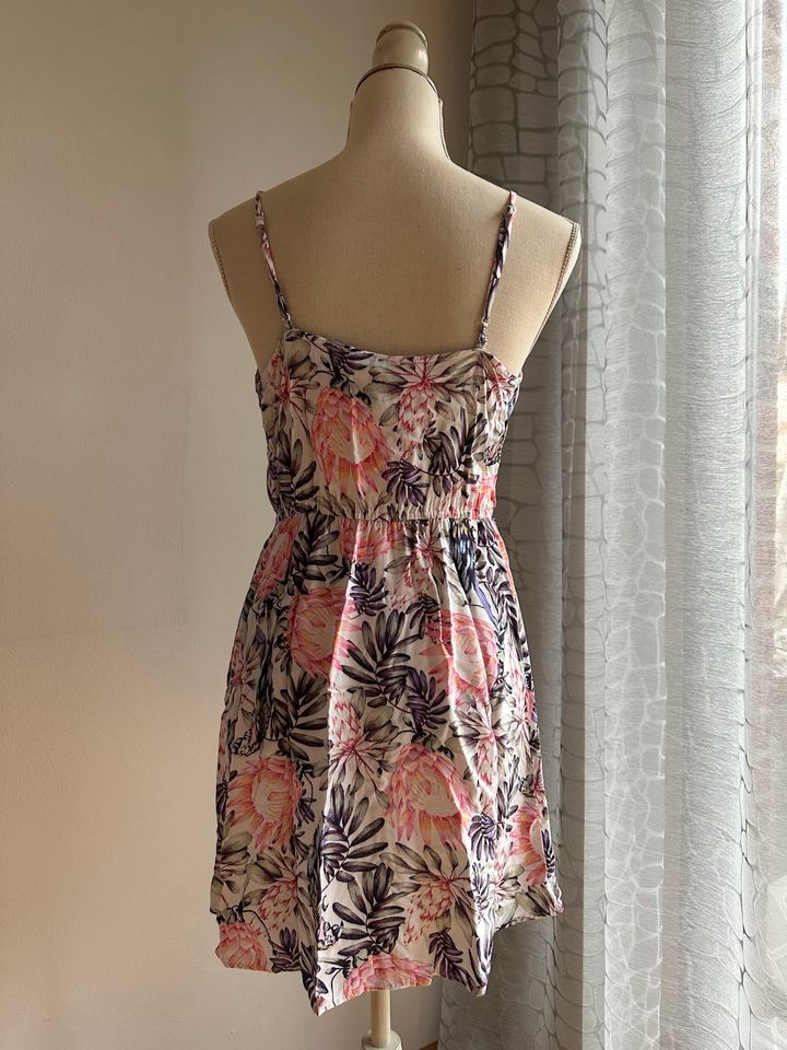 Leichtes Sommerkleid mit floralem Print • Größe 36/38 in Hildesheim