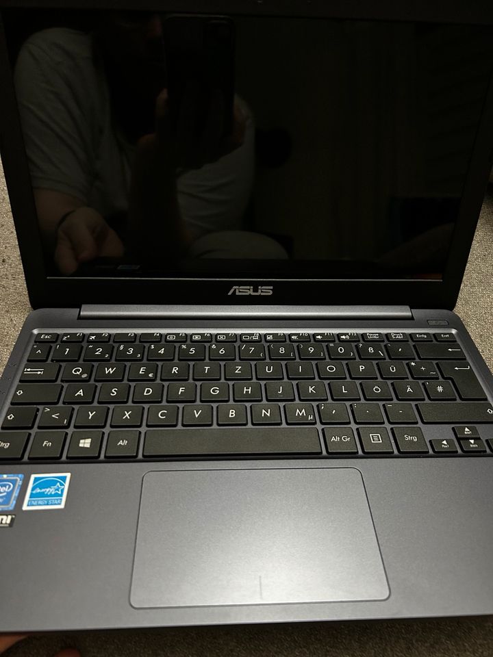 Asus Notebook E203n Laptop REDUZIERT in Finnentrop