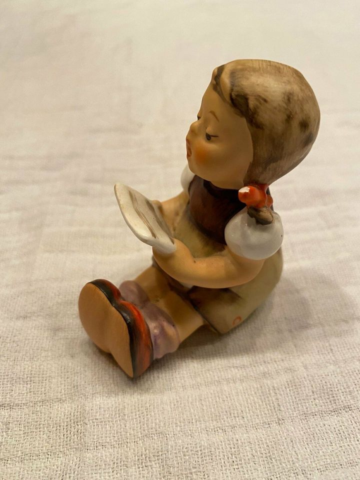 Goebel-Figur, gebraucht, Mädchen sitzend, singend in Obernkirchen