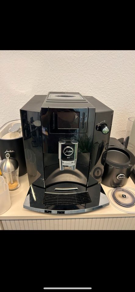 Jura E6 Kaffeevollautomat Smart Dezember 2021 - toller Zustand! in Düsseldorf