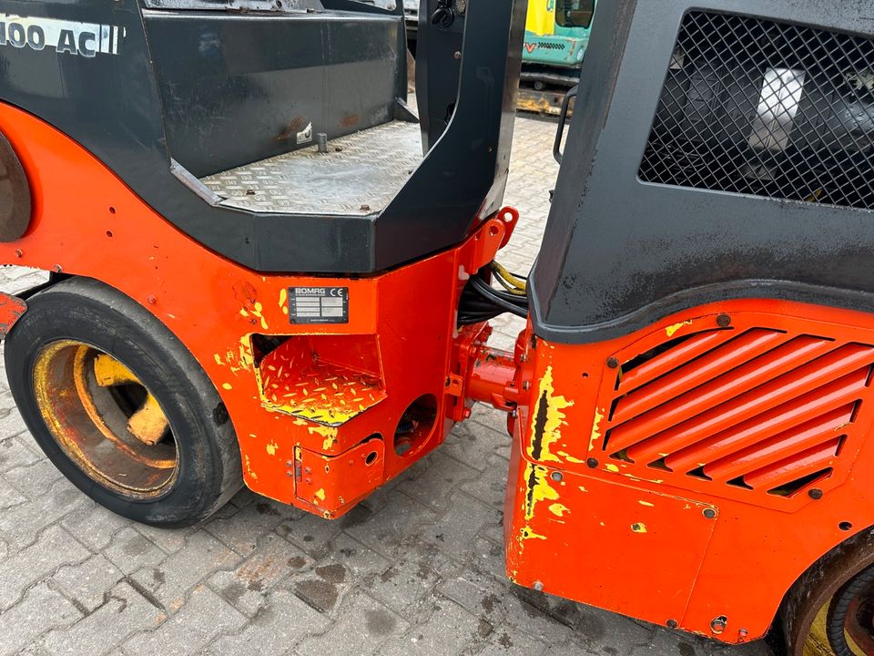 Bomag BW 100 AC-4 Kombiwalze Walze Asphaltbau in Aichach