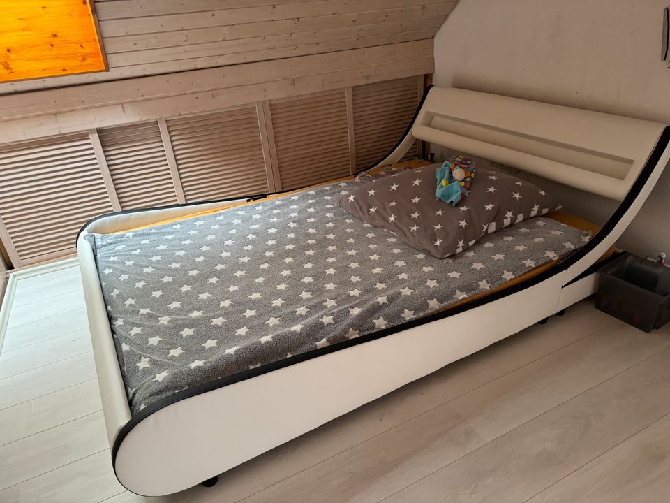 Bett 1,40m ohne Matratze mit LED Funktion in Bad Liebenzell