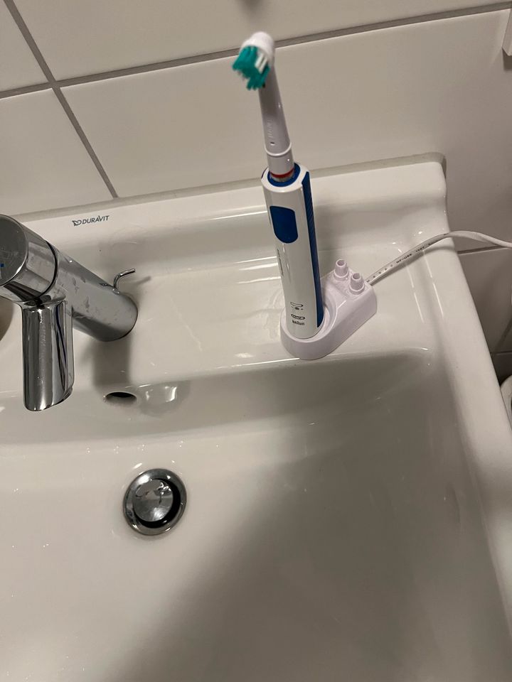 Elektrische Zahnbürste v.Oral B in Sindelfingen