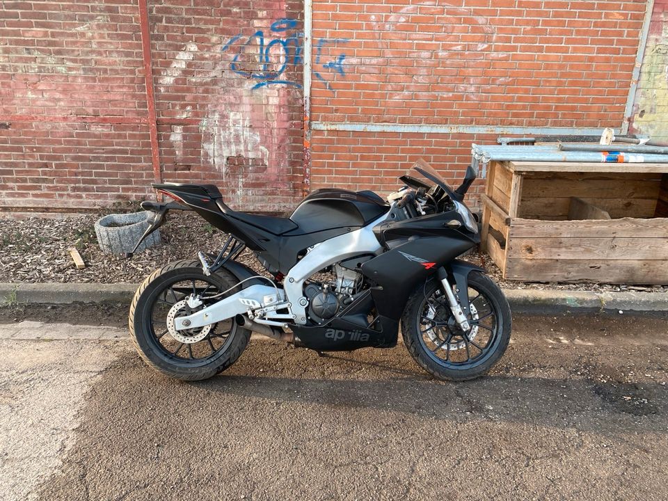 Aprilia RS4 125 Mattschwarz in Rheinberg