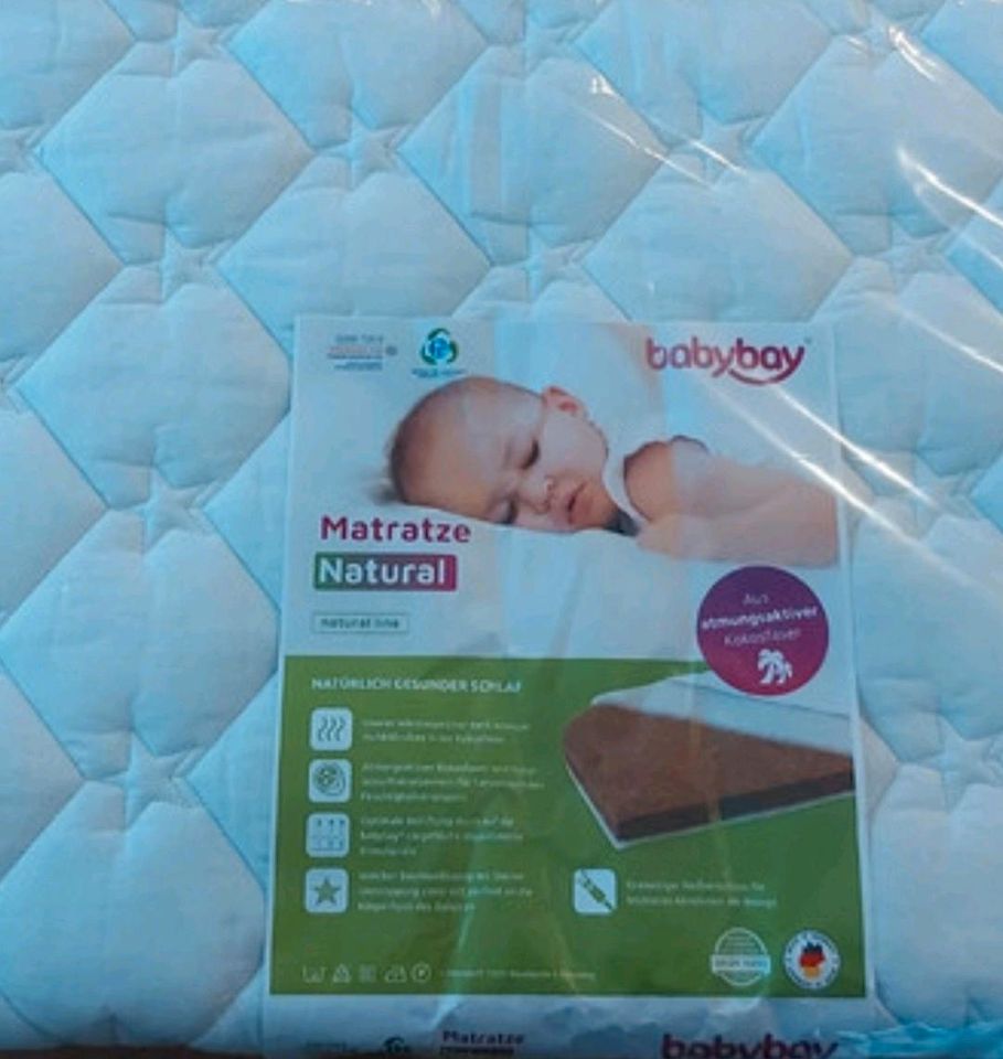 Babybay Beistellbett inkl. neuer Matratze und Zubehör in Odenthal