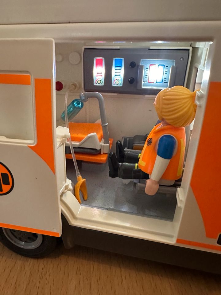 Playmobil Rettungswagen + Rollstuhlfahrer und Pflegerin in Salzgitter