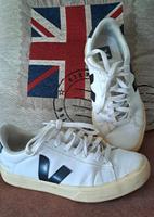 Veja Sneaker weiß mit schwarzem Veja Zeichen Gr. 38 Nordrhein-Westfalen - Langenfeld Vorschau