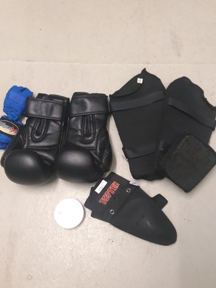 Kick Boxing Gloves bis 10 jähriger in Darmstadt