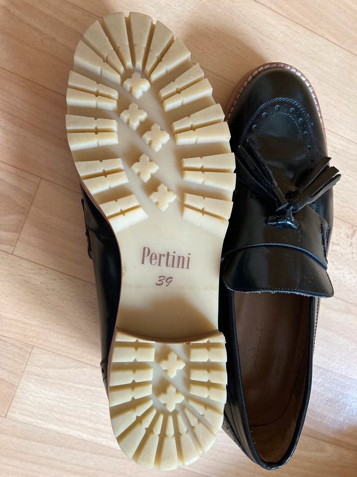 Pertini Schuhe 39 schwarz neu in Bad Wünnenberg