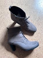Grau-Taupefarbene Stiefeletten mit Absatz Köln - Nippes Vorschau