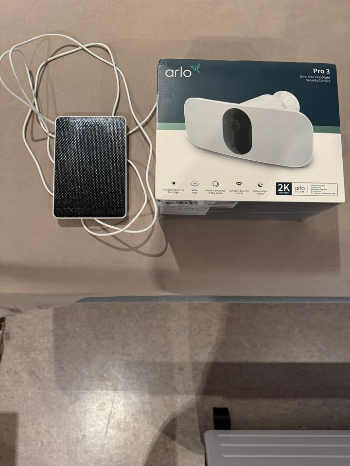 Arlo Pro 3 Floodlight Überwachungskamera NEU in Bad Füssing