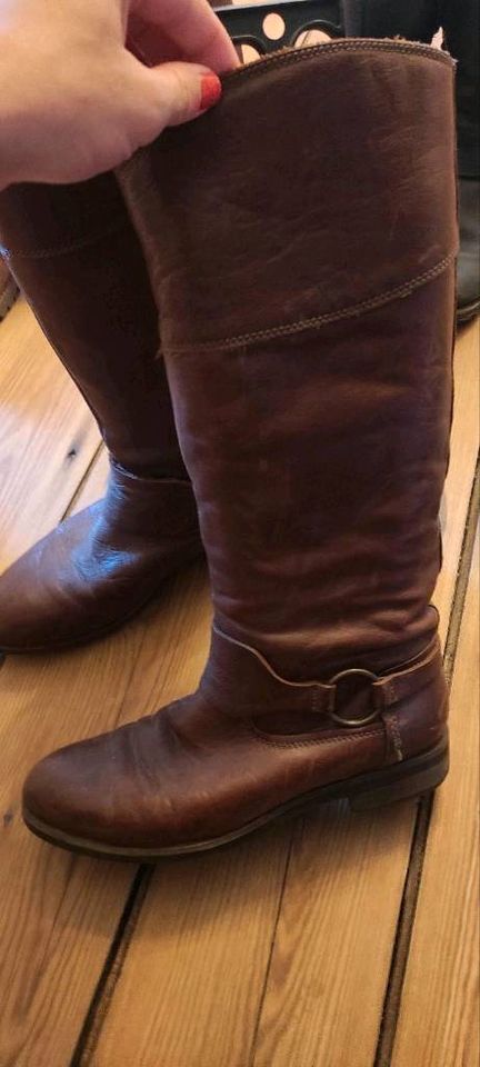 Verschiedene Leder Stiefel in Kiel